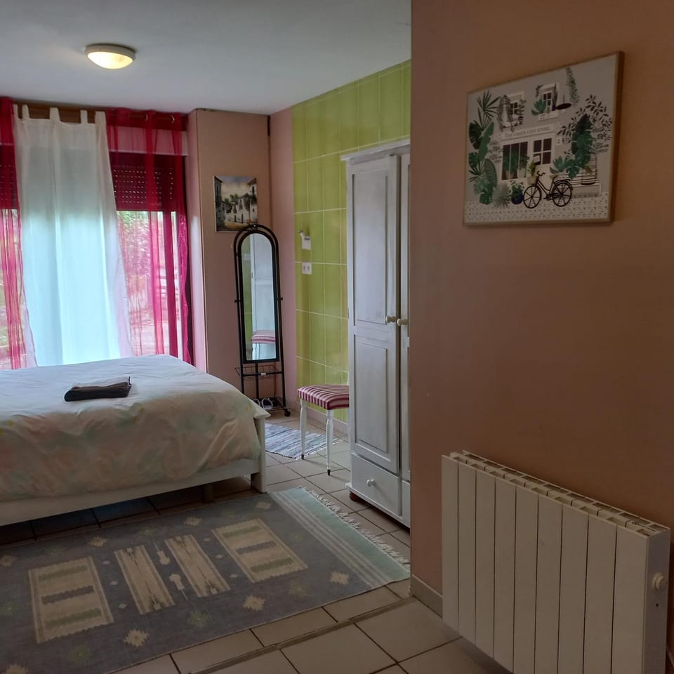 Chambre spatieuse avec grand lit. Bed and Breakfast in Occitanie
