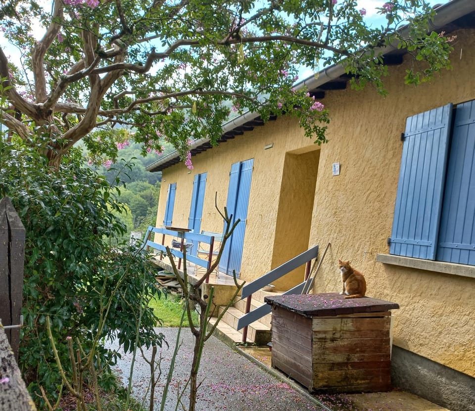 Chambre spatieuse avec grand lit. Bed and Breakfast in Occitanie