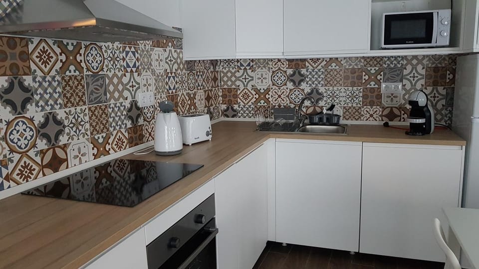 Coffee/tea facilities, Kitchen or kitchenette, dishwasher, microwave, oven, stove, toaster