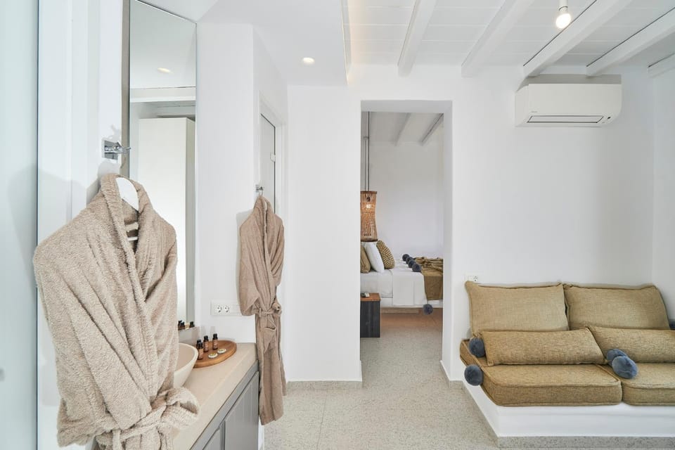 Bed, Living room, Photo of the whole room, Seating area, Bedroom, towels, air conditioner