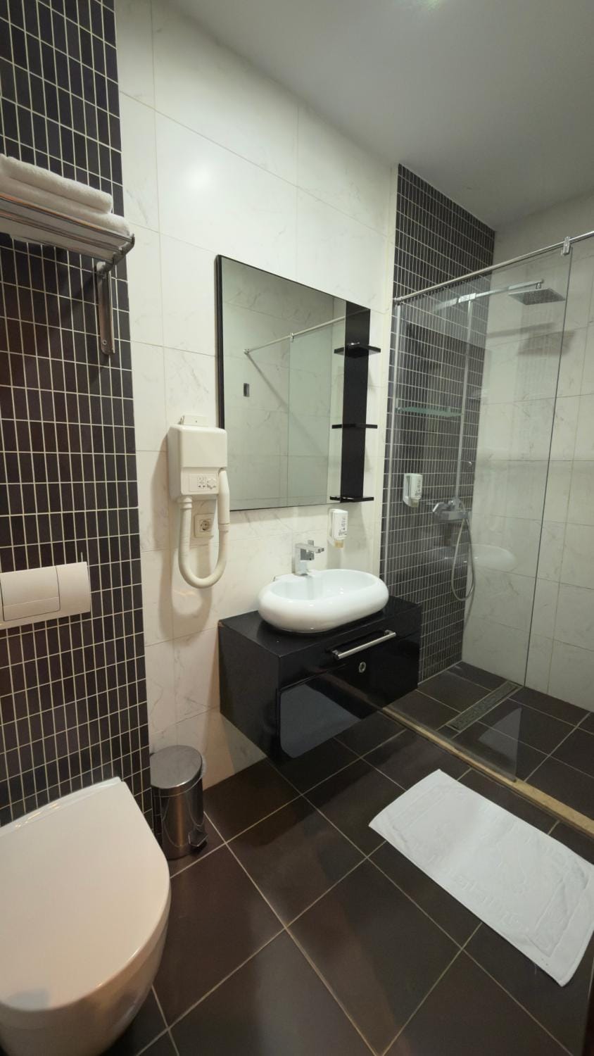 Shower, Toilet, Bathroom, bidet, towels