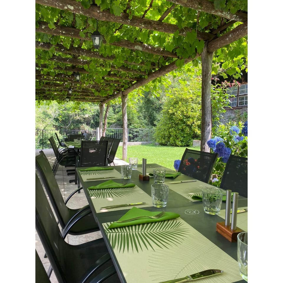 Restaurant/places to eat, Balcony/Terrace