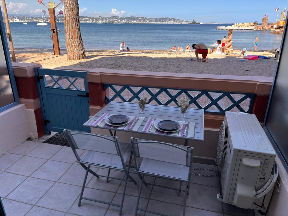 French Riviera 1 bedroom on the beach facing Cannes Apartment in Mandelieu-La Napoule