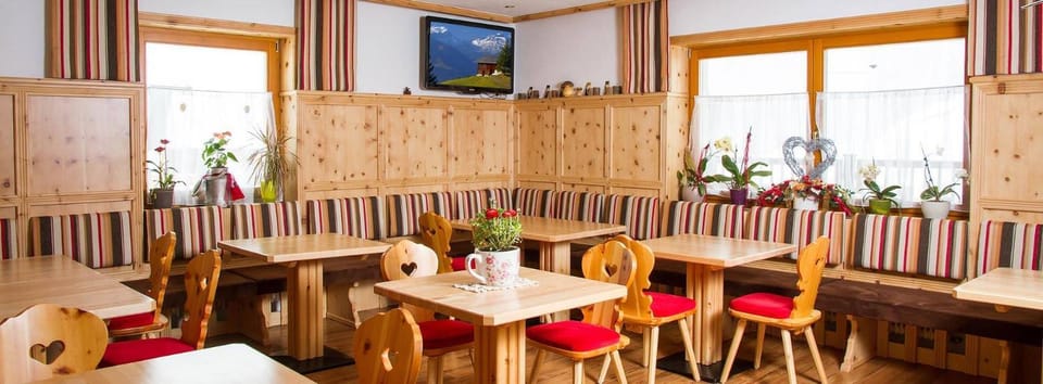 Coffee/tea facilities, Dining area