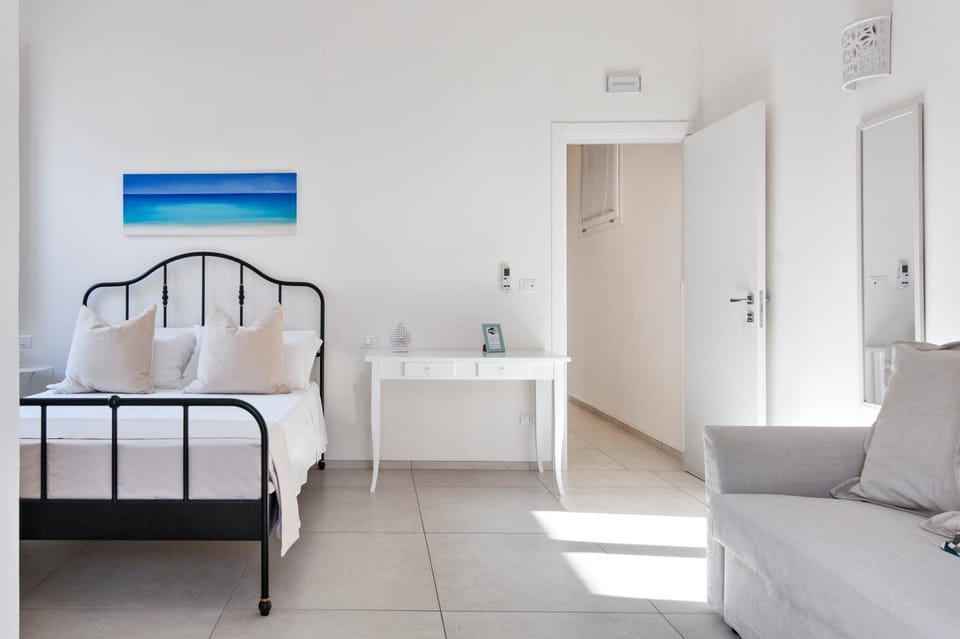 Bed, Photo of the whole room, Seating area, Bedroom