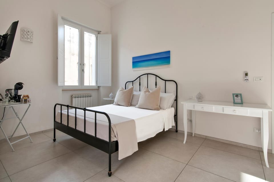 Bed, TV and multimedia, Coffee/tea facilities, Photo of the whole room, Seating area, Bedroom, internet