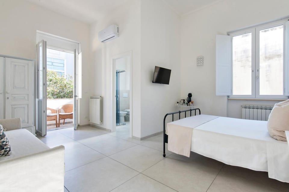 Bed, TV and multimedia, Coffee/tea facilities, Balcony/Terrace, Photo of the whole room, Bedroom, internet, air conditioner