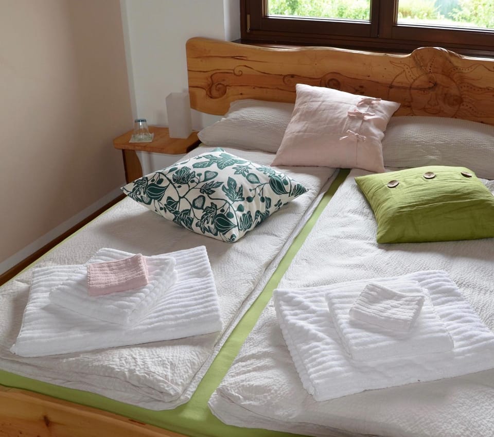 Bed, Bedroom, towels