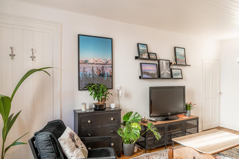 Communal lounge/ TV room, Living room, Seating area