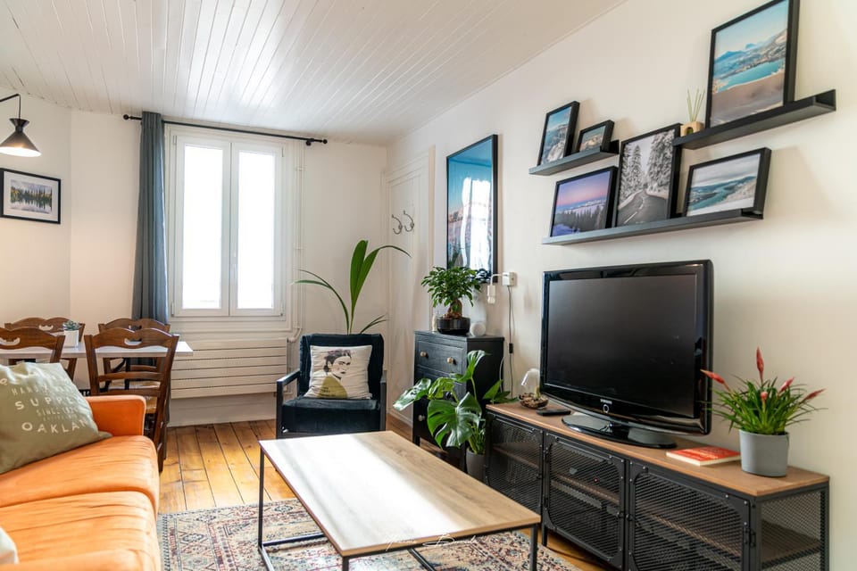 Communal lounge/ TV room, Living room, Seating area