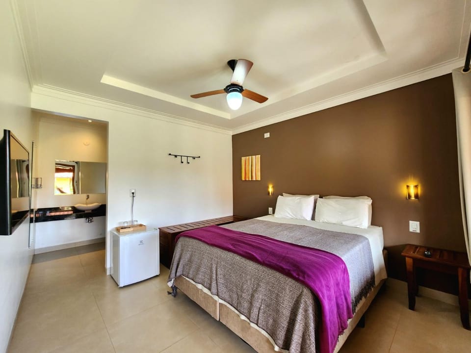 Bed, TV and multimedia, Photo of the whole room, Bedroom, fireplace