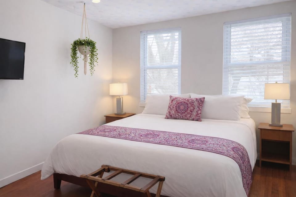 Bed, TV and multimedia, Bedroom