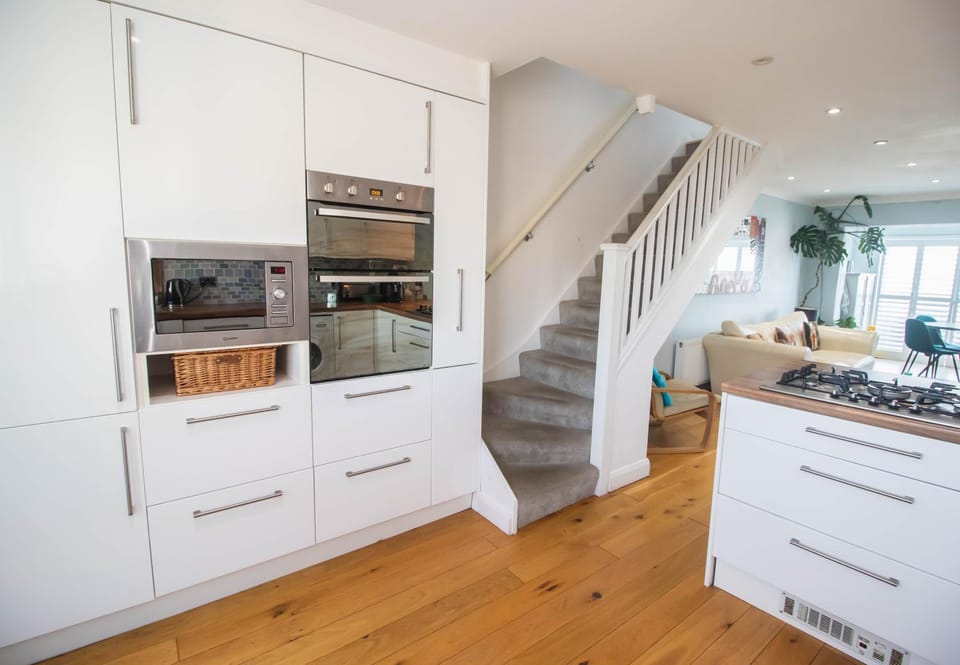 Kitchen or kitchenette, dishwasher, stove