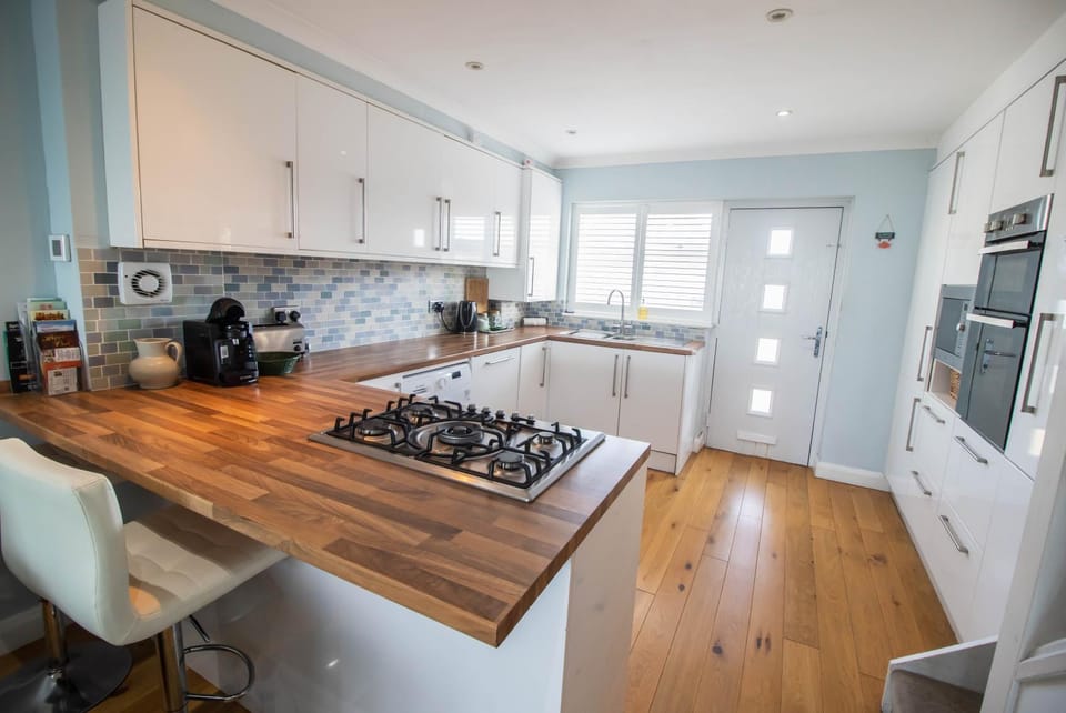 Coffee/tea facilities, Kitchen or kitchenette, dishwasher, oven, stove, toaster, washing machine