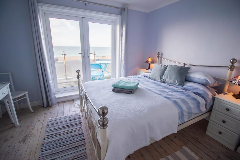 Bed, Bedroom, Sea view, towels