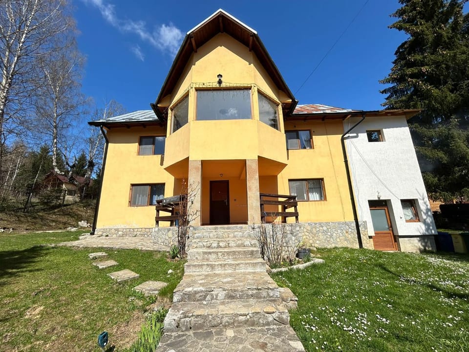 Property building, Spring, Day, Garden, Garden view