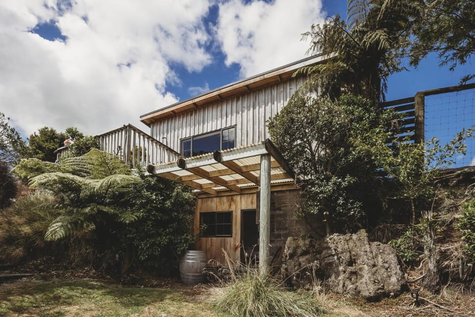 The River Retreat - off the grid escape House in Taranaki, New Zealand