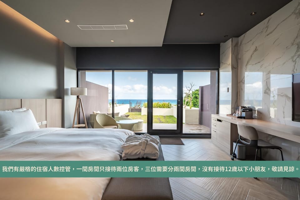 Bed, Natural landscape, Photo of the whole room, Bedroom