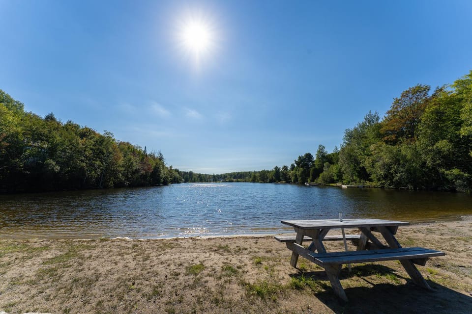 Rustic Chalet Le Cozy hot tub Lakeview - Beach - Familizoo -Aquaclub - full of near by activities Chalet in Quebec
