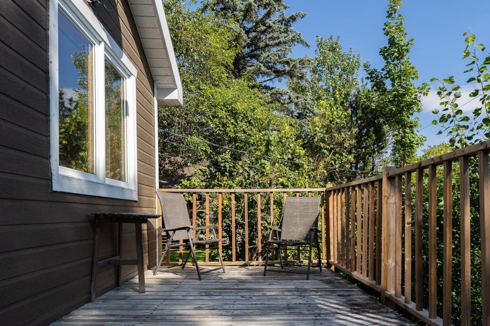 Rustic Chalet Le Cozy hot tub Lakeview - Beach - Familizoo -Aquaclub - full of near by activities Chalet in Quebec
