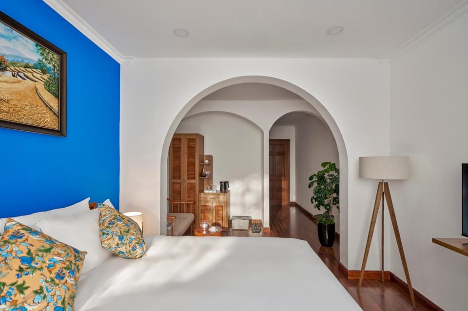Bed, TV and multimedia, Living room, Photo of the whole room, Seating area, Bedroom