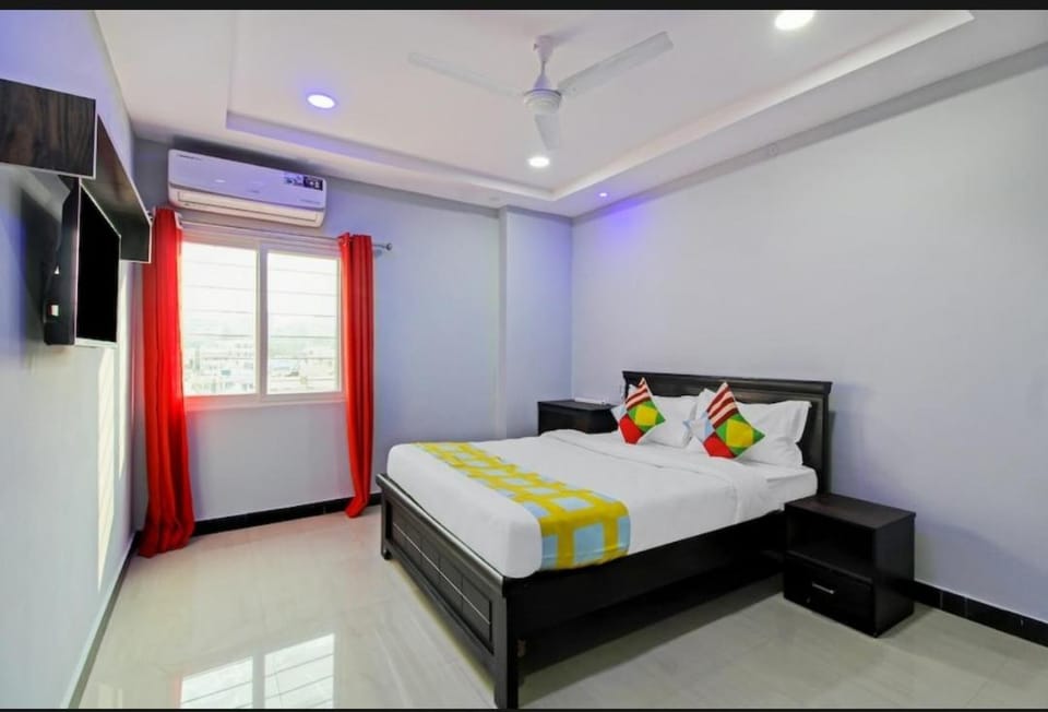 Bed, TV and multimedia, Bedroom, towels