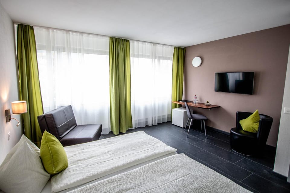Bed, TV and multimedia, Photo of the whole room, Seating area, Bedroom