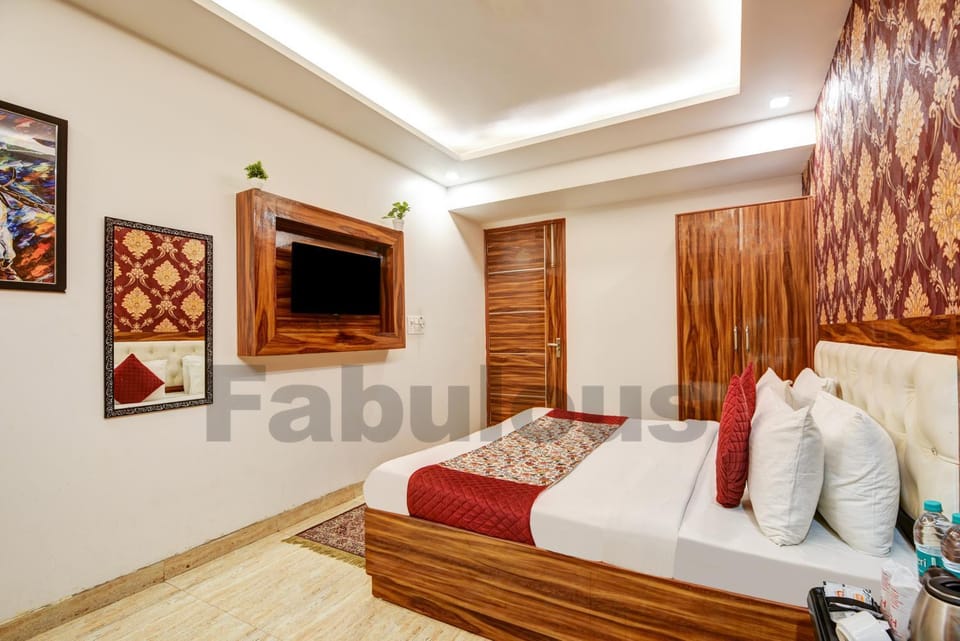 Bed, TV and multimedia, Photo of the whole room, Bedroom