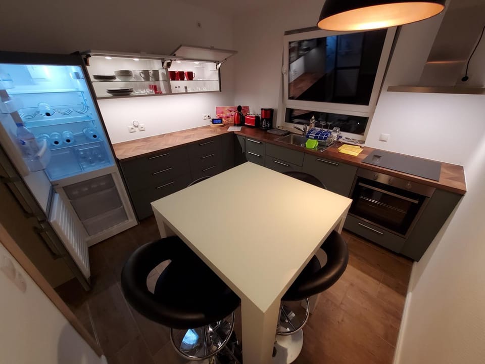 Coffee/tea facilities, Kitchen or kitchenette, Dining area