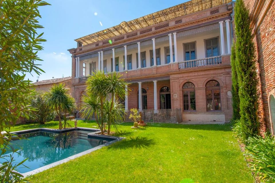 Property building, Garden, Swimming pool