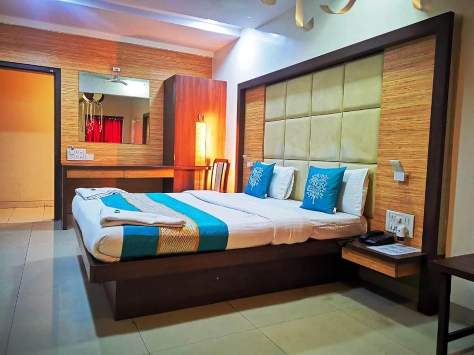 Bed, Bedroom, Quiet street view