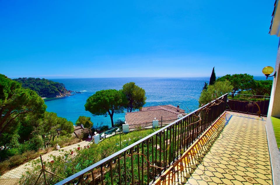 V&V LLORET- VILLA MEDITERRANIA, preciosa villa con panorámicas vistas mar en zona muy tranquila y residencial House in Selva