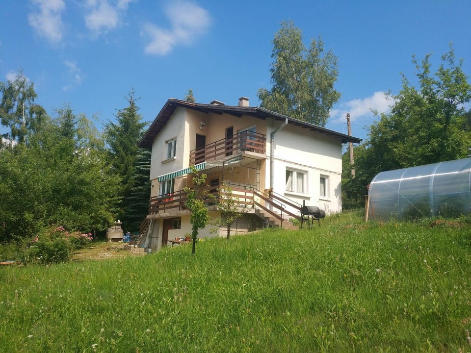 Property building, Spring, Day, Natural landscape, BBQ facilities, Garden, Balcony/Terrace, Balcony/Terrace, Seating area, Communal kitchen, Garden view