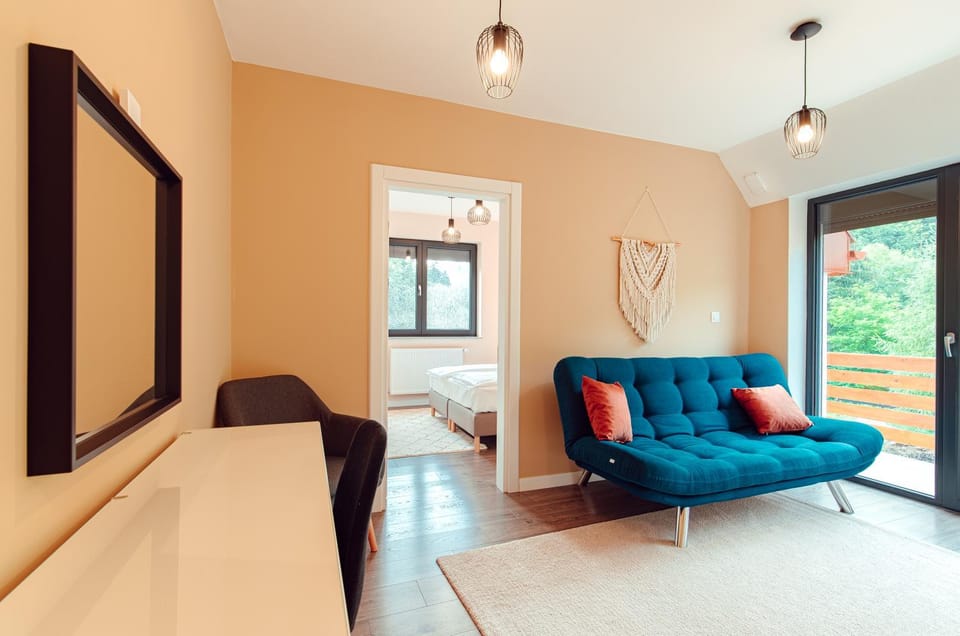 Seating area, Bedroom, group of guests, Family