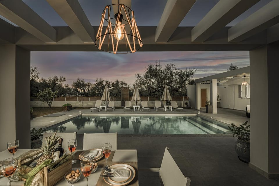 Patio, Swimming pool, sunbed