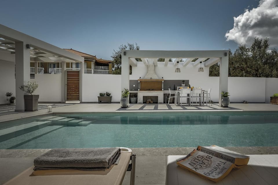 Patio, Swimming pool, sunbed