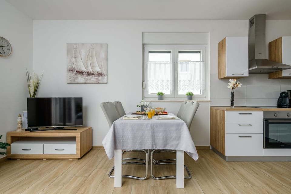 TV and multimedia, Dining area