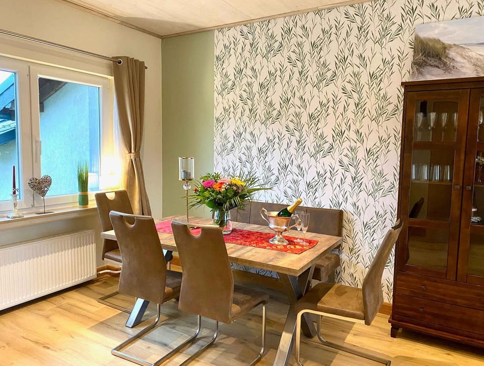Seating area, Dining area