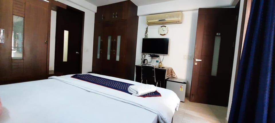 Bed, TV and multimedia, Bedroom