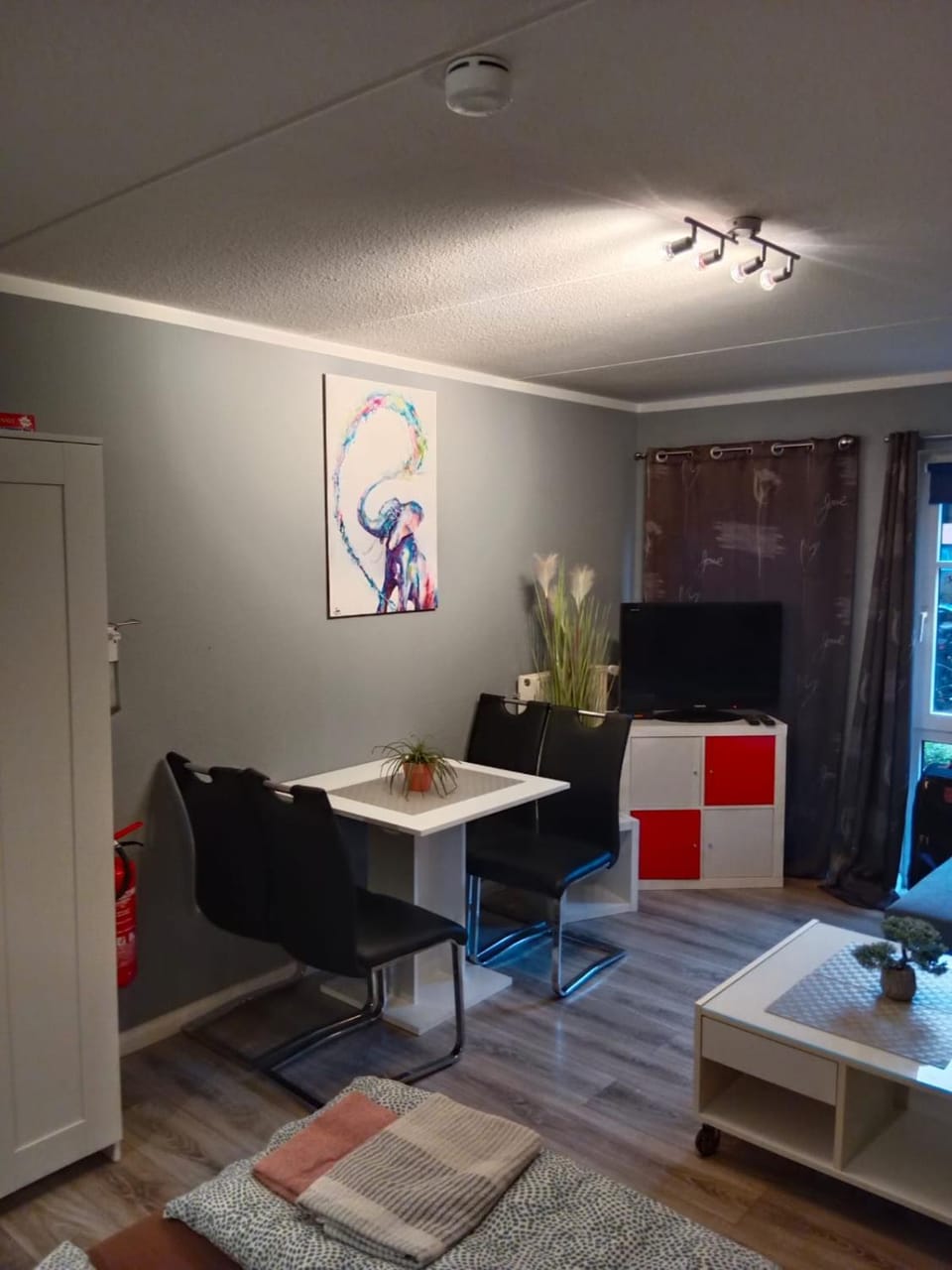 TV and multimedia, Seating area, Dining area