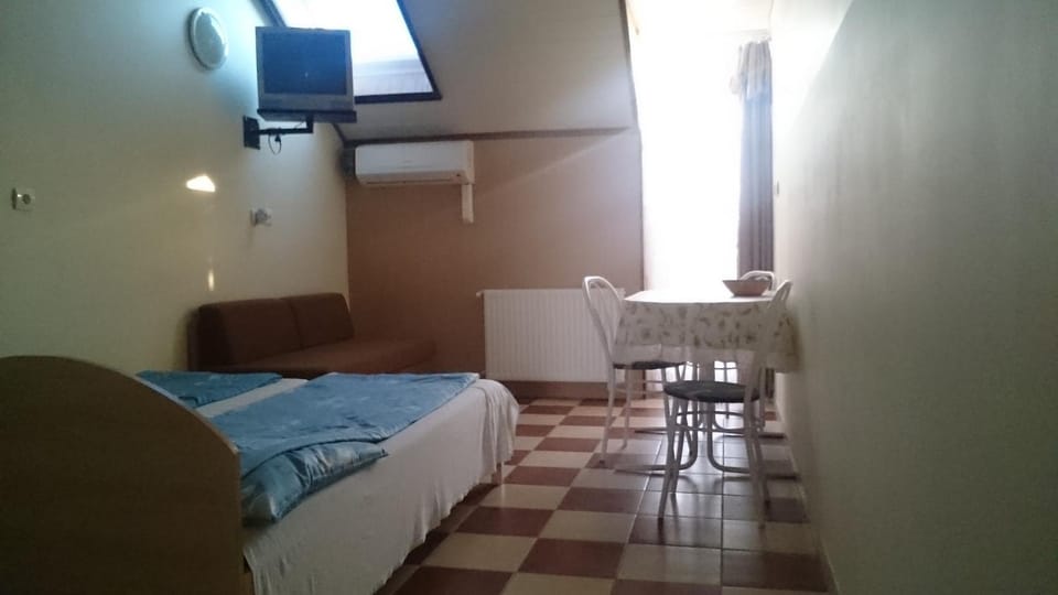 Bed, Photo of the whole room, Dining area