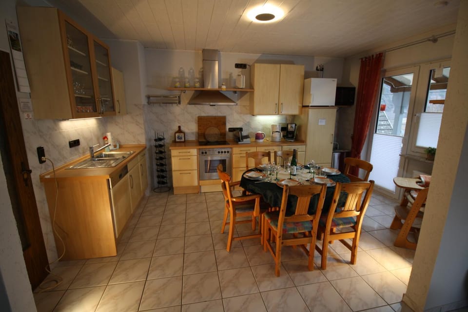 Kitchen or kitchenette, Dining area, Food, River view