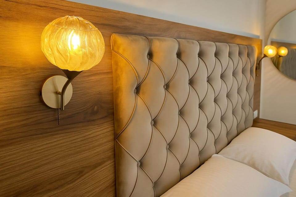 Bed, Seating area, Bedroom