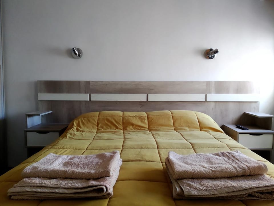 Bed, Bedroom, towels