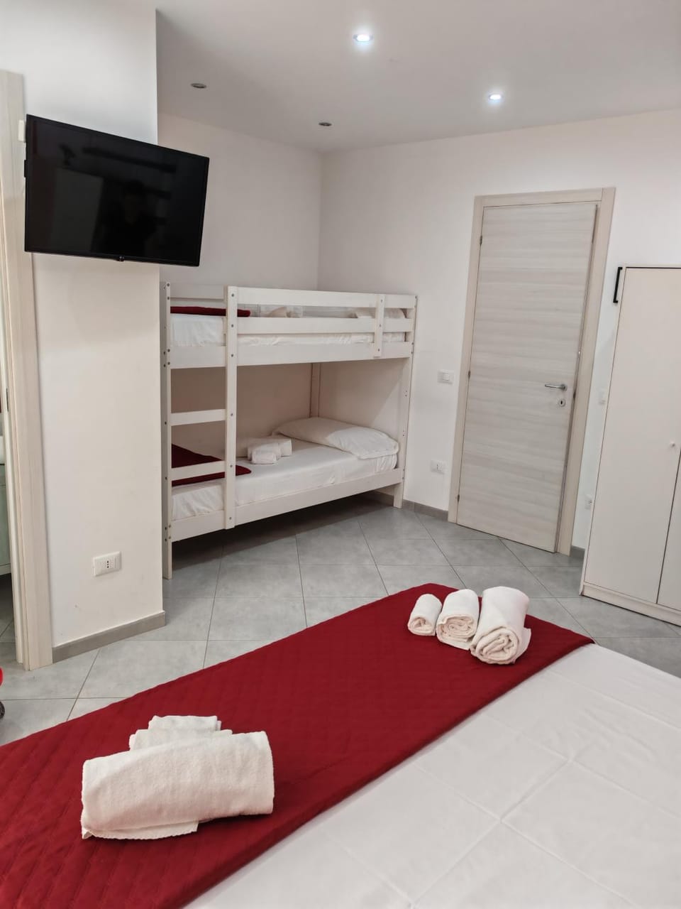 Bed, TV and multimedia, Photo of the whole room, Bedroom, bunk bed, wardrobe