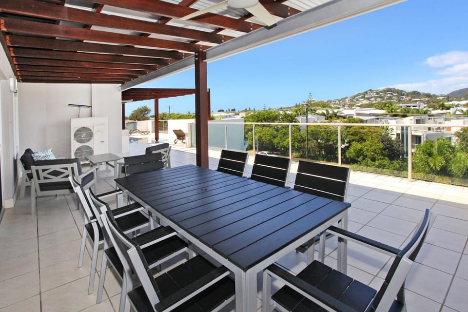 Stylish Beachside Holiday Penthouse Apartment in Coolum Beach