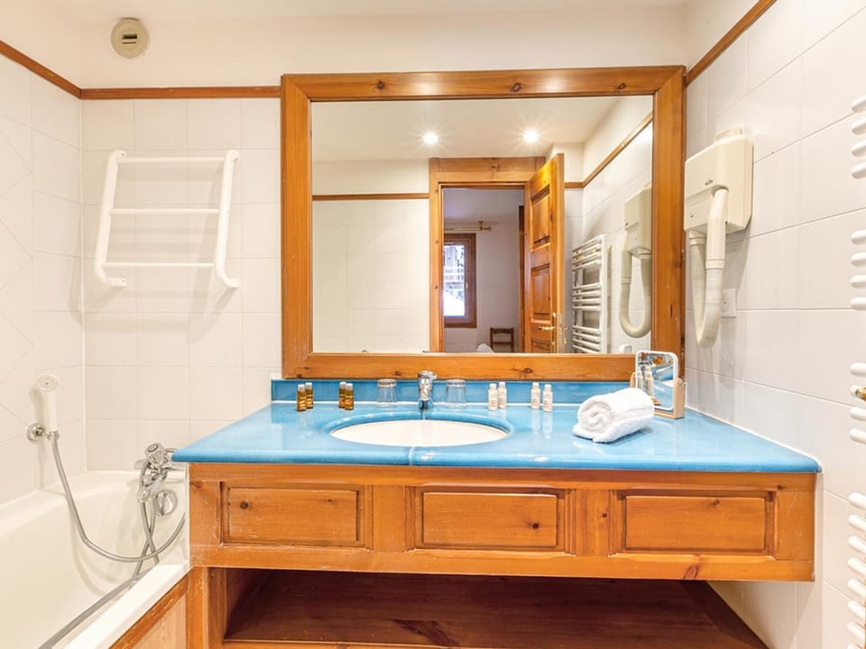 Appartement skis aux pieds avec balcon, cheminée et parking - Méribel - FR-1-613-3 Apartment in Les Allues