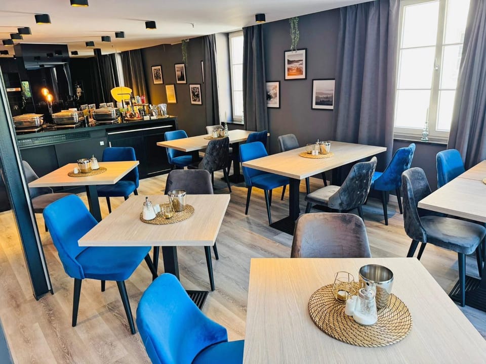 Seating area, Breakfast