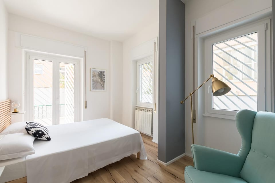 Photo of the whole room, Bedroom