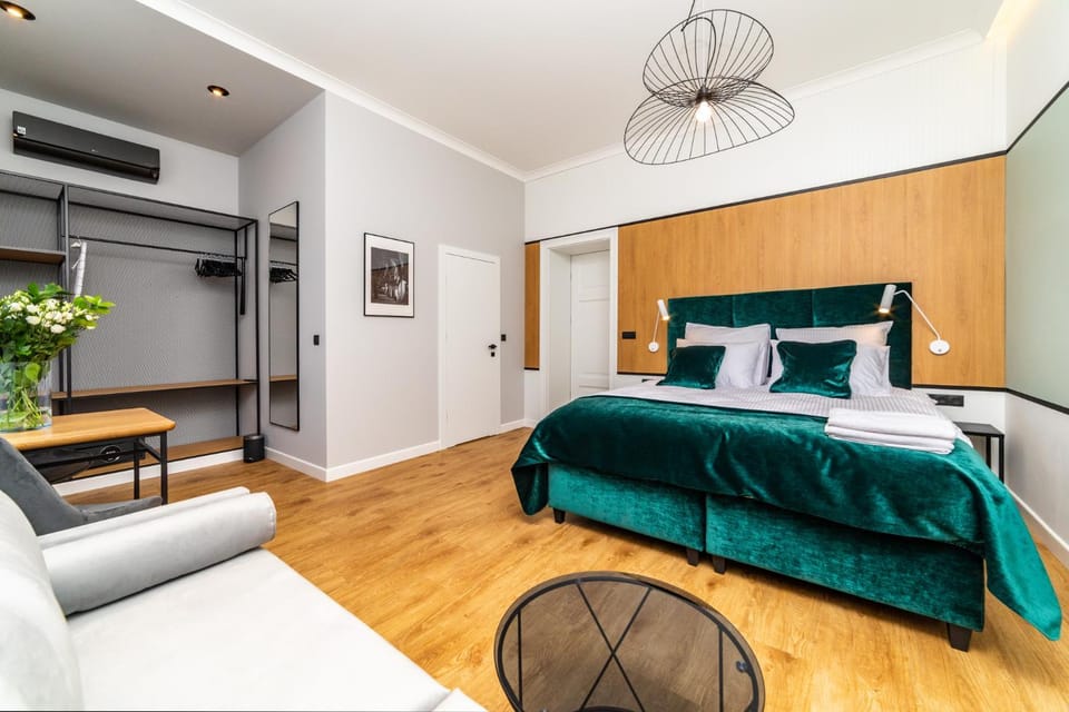 Bed, Photo of the whole room, Seating area, Bedroom